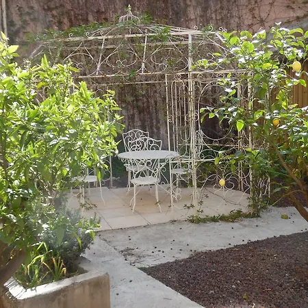 Domaine Des Augustins Couette-café